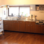 ダイニングキッチン フライパン、鍋類も収納内に揃っています / Dinning kitchen with pans inside cupbord