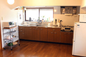 ダイニングキッチン フライパン、鍋類も収納内に揃っています / Dinning kitchen with pans inside cupbord